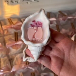 Baby shower- Shell with tiny feet (gender reveal candle)