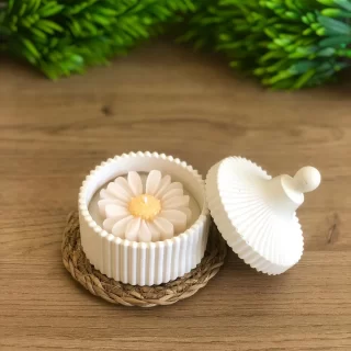 perfect gift -daisy candle in hand made container