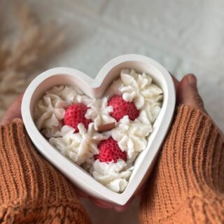 Sweetheart - A beautiful blend of strawberries and cream in a hand crafted cake box