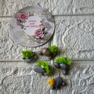 Pebbles mold with plants set
