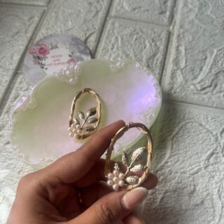 Wired pearl motif