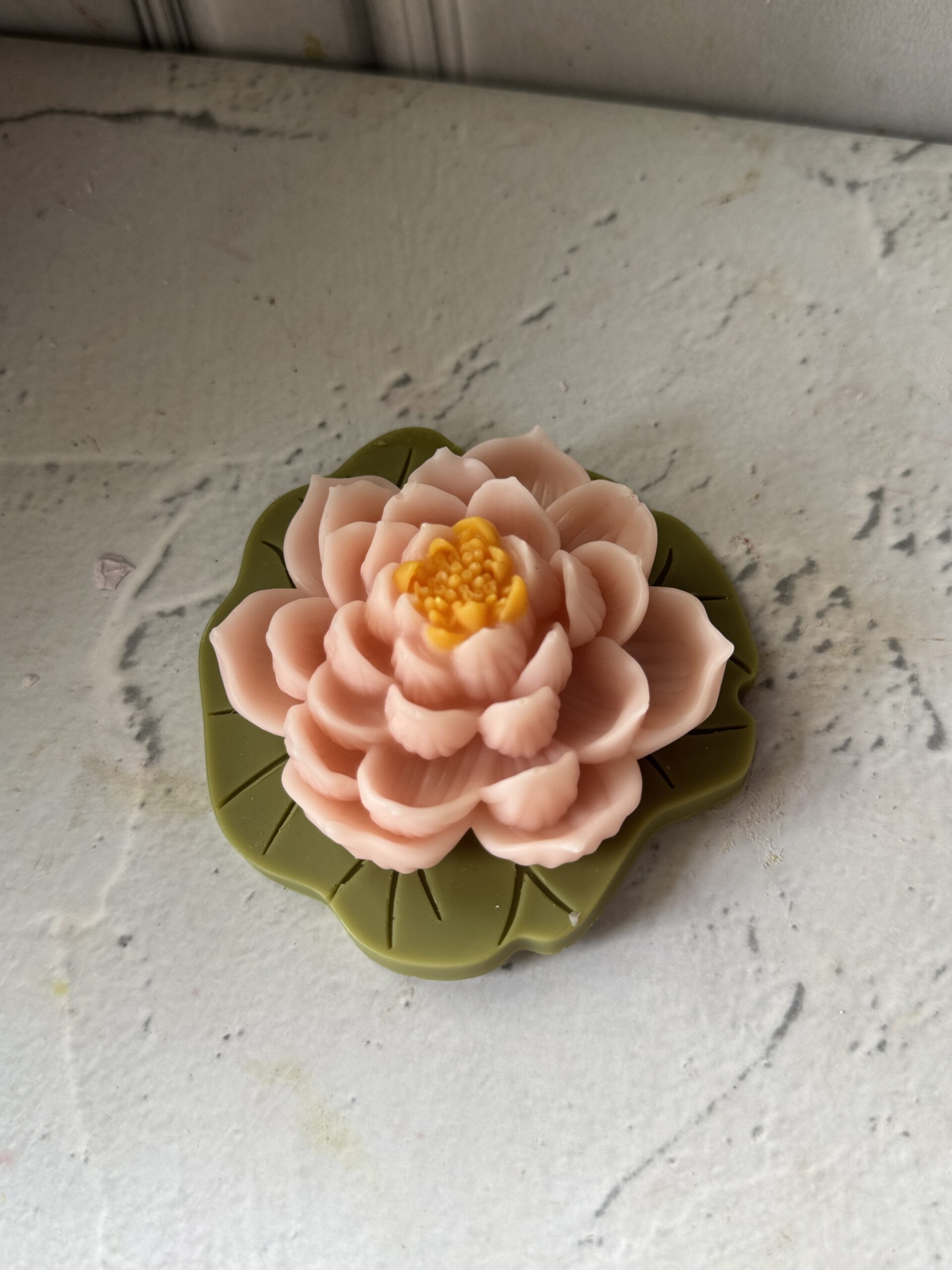 Lotus candle with eco resin leaf base - Image 8