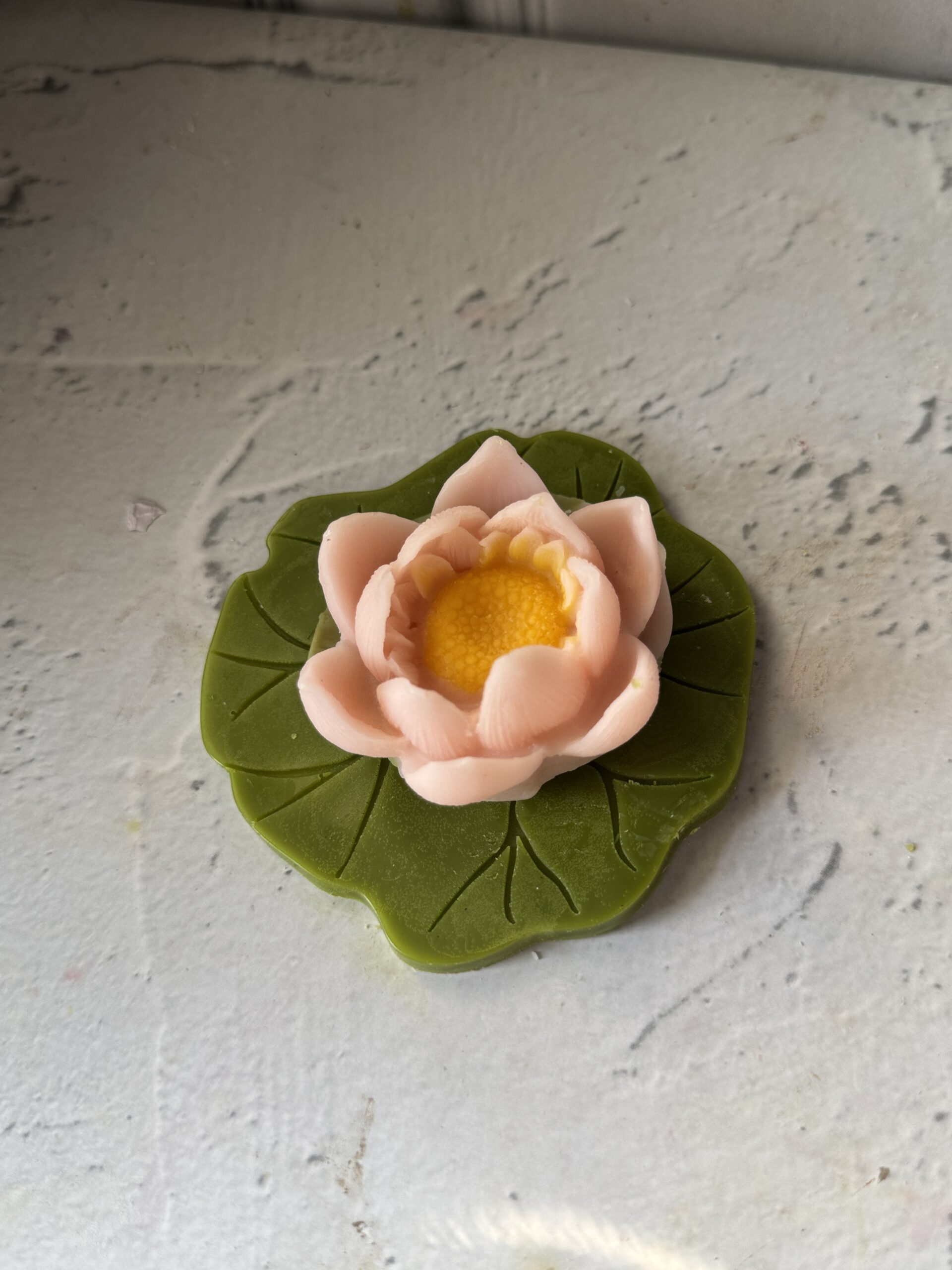 Lotus candle with eco resin leaf base - Image 9