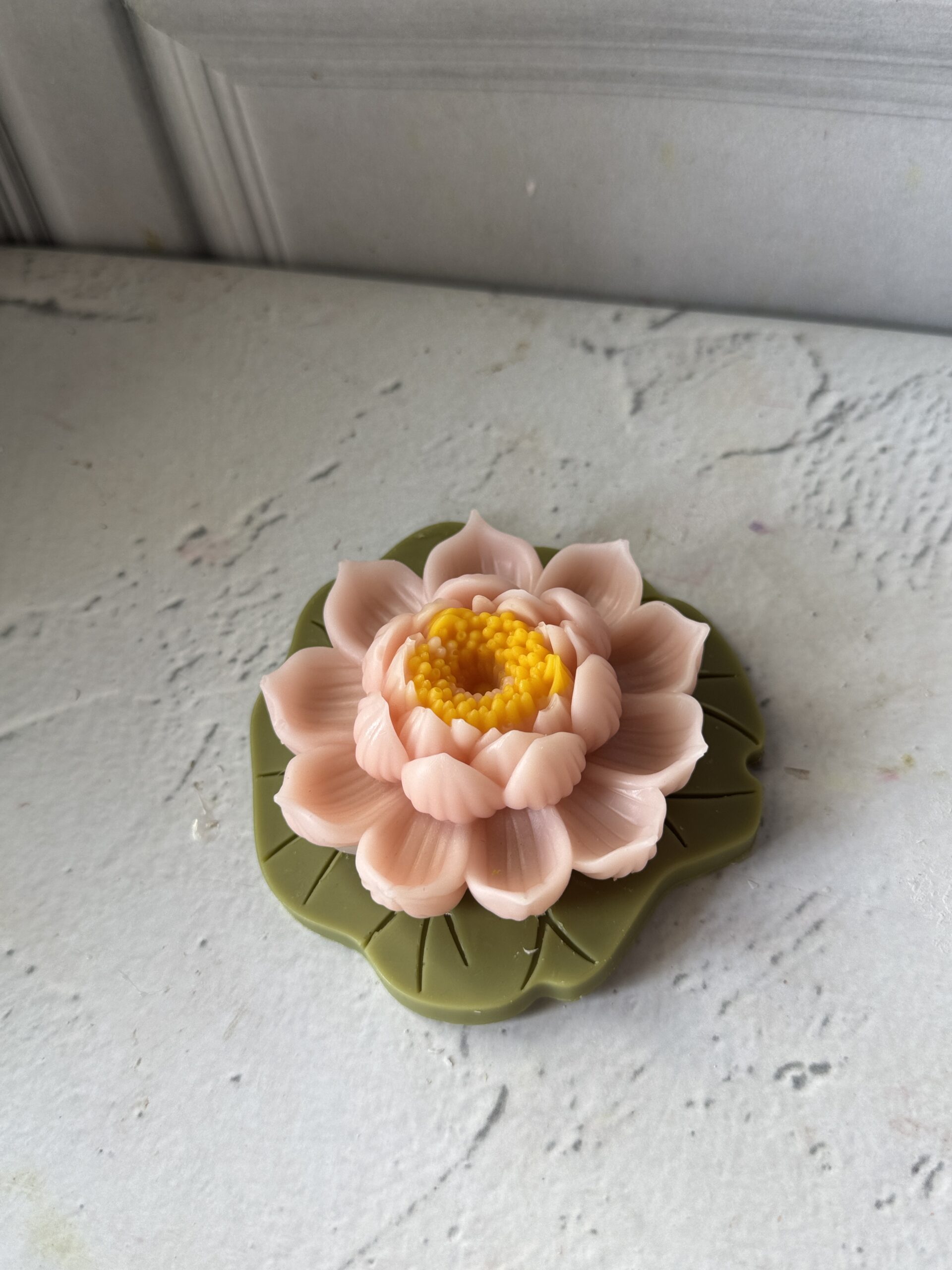 Lotus candle with eco resin leaf base - Image 7