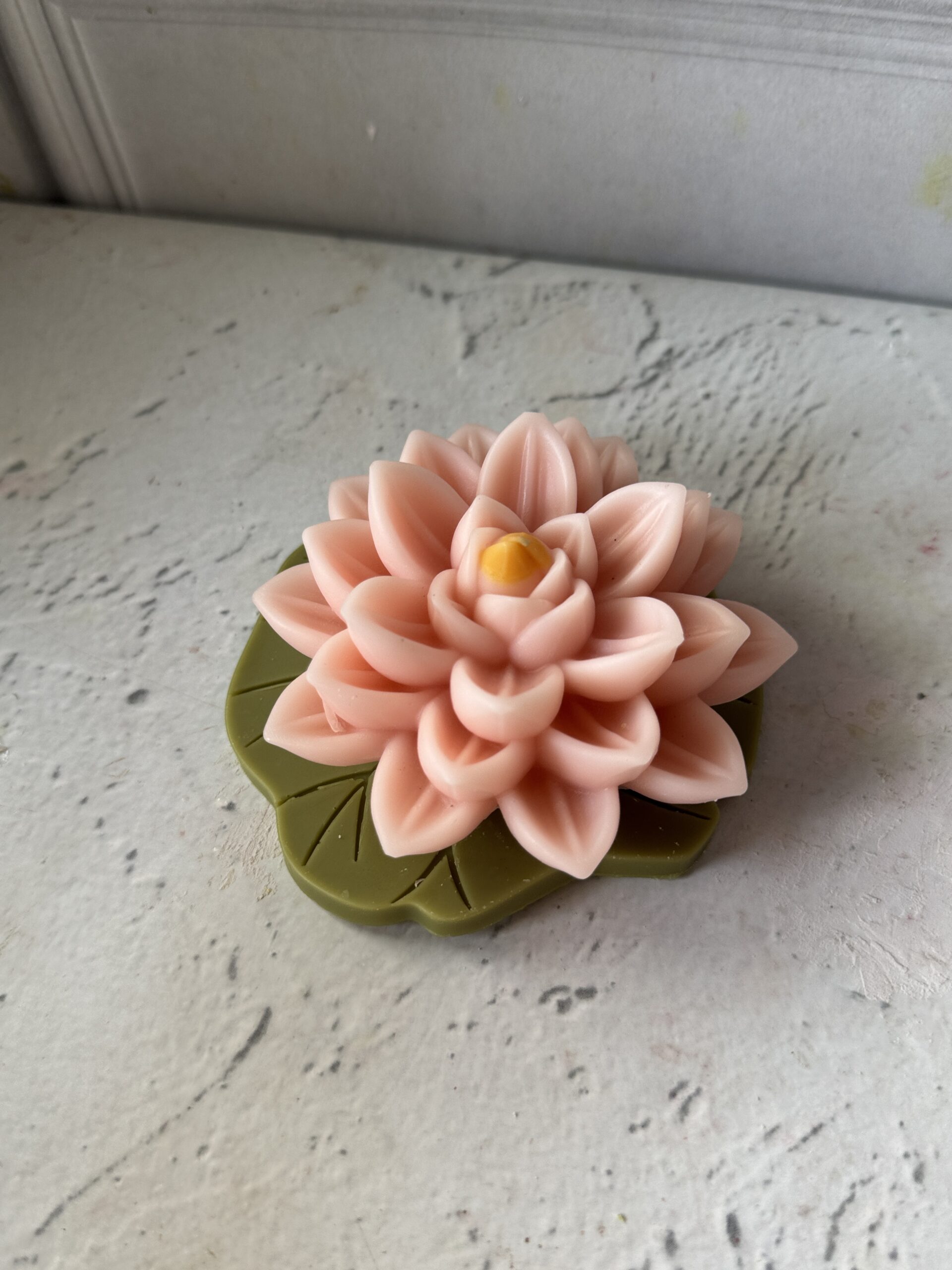 Lotus candle with eco resin leaf base - Image 6
