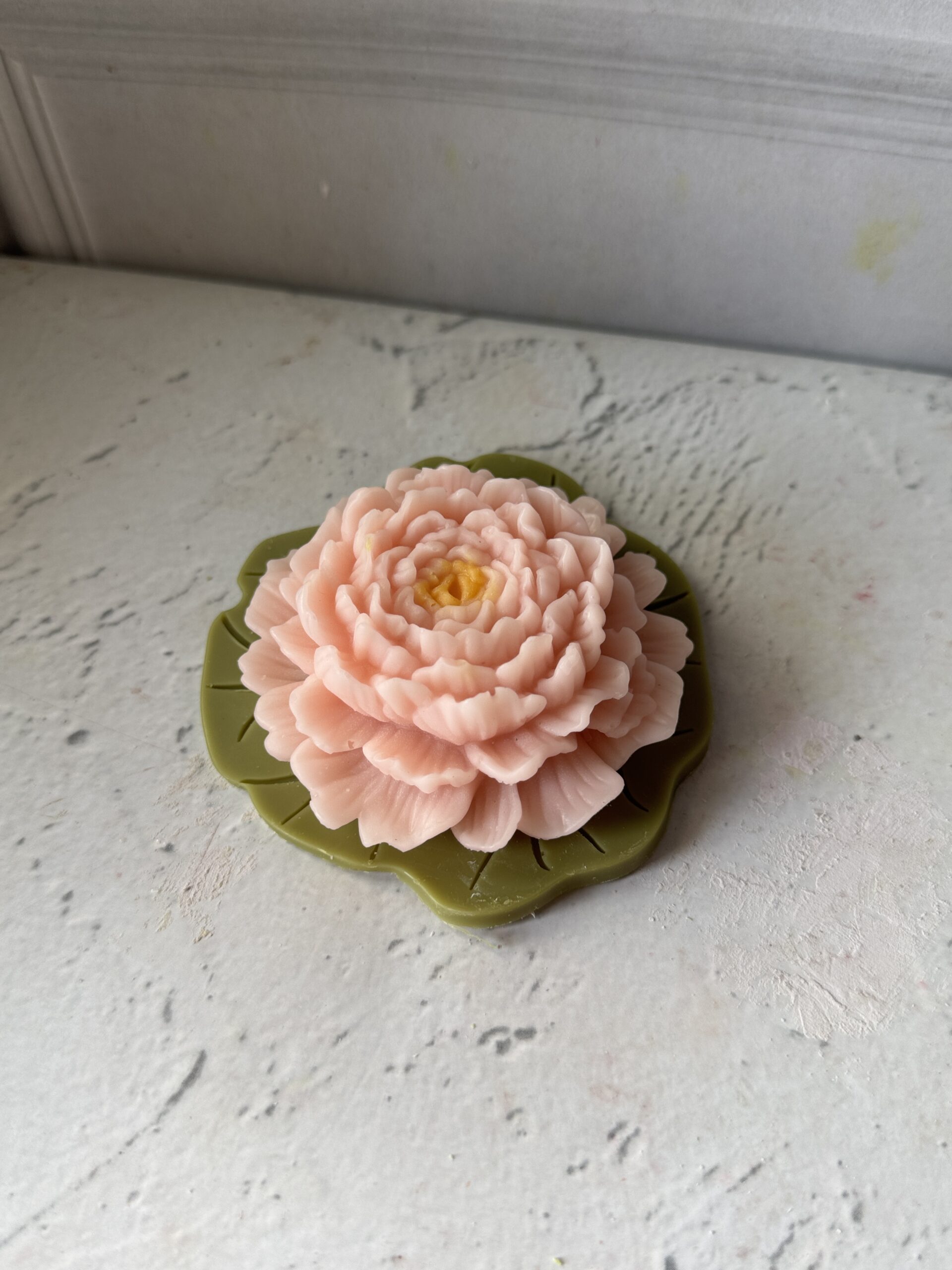 Lotus candle with eco resin leaf base - Image 5