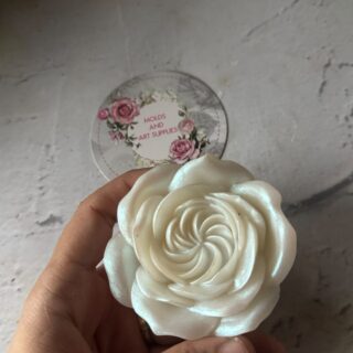 Curvy rose mold